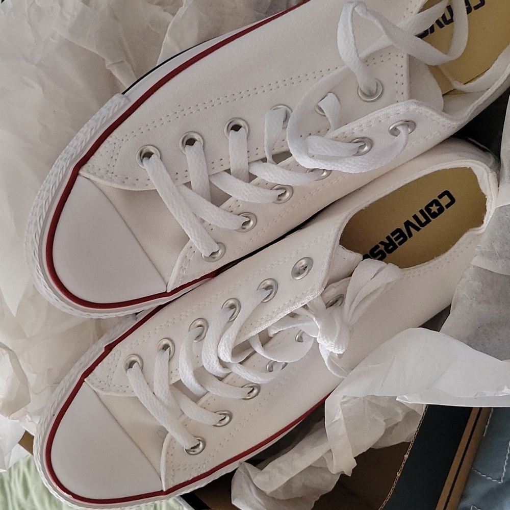 Converse white sneaker NEW